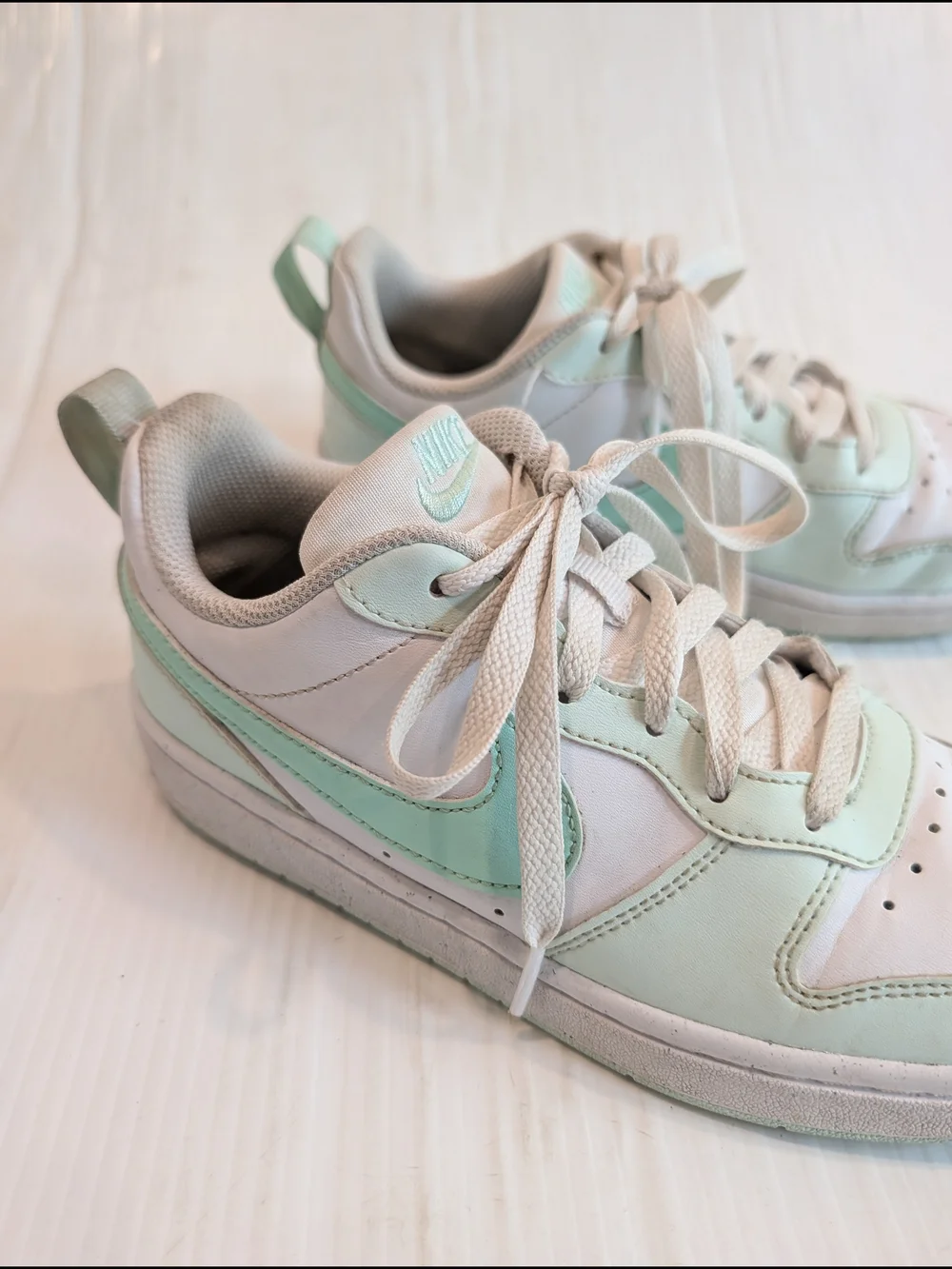 NIKE Low Top Sneakers in Mint & White Size 4 Youth